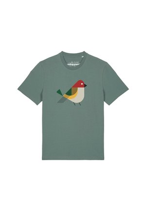Groen T-shirt met korte mouwen en een gestileerd geometrisch vogelontwerp in rood, geel, groen, zwart en beige, gecentreerd aan de voorkant.