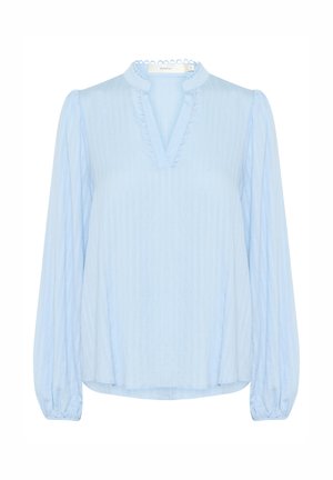 Svijetloplava bluzica dugih rukava s suptilnom rebrastom teksturom, ovratnikom s izrezom koji ima valoviti rub i elastičnim manžetama.