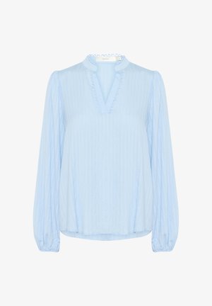 Svijetloplava bluzica dugih rukava s suptilnom rebrastom teksturom, ovratnikom s izrezom koji ima valoviti rub i elastičnim manžetama.