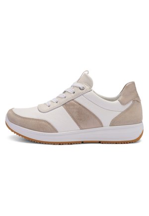 Hvid og beige lav-top sneaker med ruskindsdetaljer, snørelukning foran, polstret sål og gummiydersål med grebsmønster.