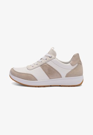 Hvid og beige lav-top sneaker med ruskindsdetaljer, snørelukning foran, polstret sål og gummiydersål med grebsmønster.