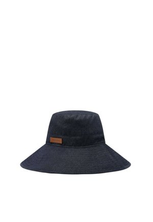 Sombrero tipo bucket de ala ancha en azul oscuro con una parche rectangular marrón con logo en la banda, mostrado sobre un fondo blanco.