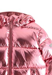 Giacca piumino metallizzata rosa con cappuccio, dotata di cerniera frontale e sezioni imbottite. Tessuto liscio con finitura lucida e cuciture sottili.