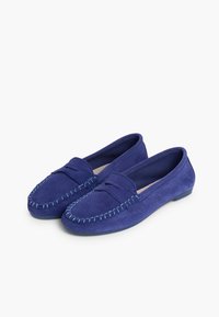 Blå ruskinds loafers med kontrasterende teal syninger, der har en blød tekstur, flad sål og et klassisk slip-on design.