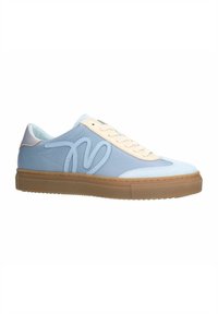 Blauwe leren sneaker met een gestructureerde afwerking, crème accenten en een rubberen gumzool. Voorzien van een gestikte logo aan de zijkant en platte veters.