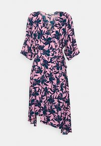 Robe portefeuille en tissu rose avec un motif floral et des feuilles vertes et bleu foncé, décolleté en V et manches trois-quarts, dotée d'une ceinture à nouer.