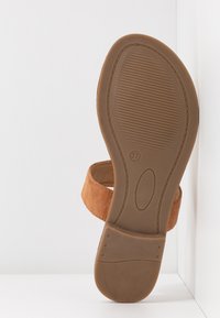 Divine Factory Sandalias de dedo - camel