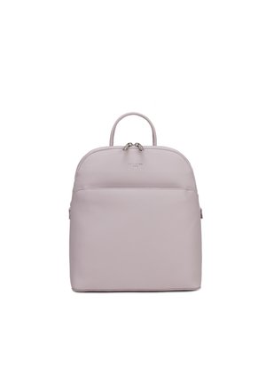 Lavendelfarbener Leder-Rucksack mit Tragegriff oben, vorderer Reißverschlusstasche und silbernem Reißverschluss vor weißem Hintergrund.