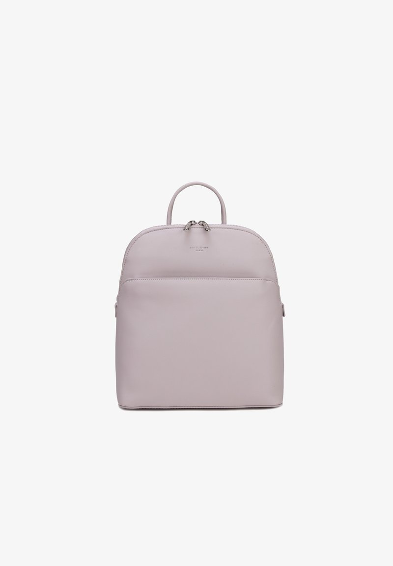 Sac à dos en cuir couleur lavande avec poignée supérieure, poche avant zippée et fermeture éclair argentée sur fond blanc.