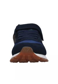 Sneaker blu navy con tomaia in suede e mesh, dotata di cinturino con chiusura a strappo, suola intermedia bianca e suola esterna in gomma testurizzata.