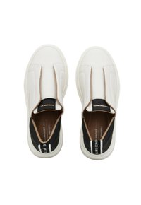 Scarpe sneakers bianche slip-on con parte superiore elastica nera, interno beige e suola bianca. Presentano un design minimalista con accenti contrastanti.