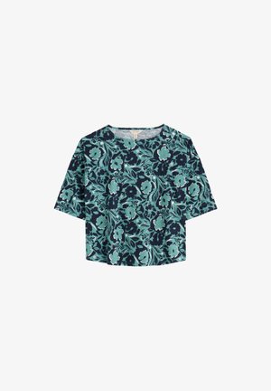 Camisa corta de manga corta con patrón floral en verde azulado y azul marino y escote redondo sobre fondo blanco.