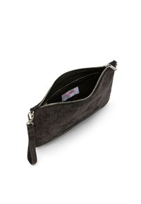 Clutch bag in tessuto nero con chiusura a zip, dotata di un cinturino da polso e una superficie liscia. L'interno è foderato in tessuto scuro.