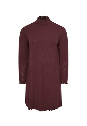 Geribbelde, donker bordeauxrode jurk met een hoge hals en lange mouwen, voorzien van een golvende rand bij de kraag en de zoom.