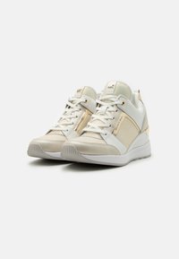 Białe i beżowe sneakersy z teksturowanymi panelami, złotymi akcentami i platformą. Posiadają sznurowany design oraz wyściełany kołnierz.