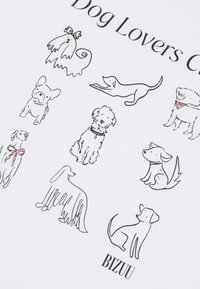 Witte stof met zwart omrande illustraties van verschillende hondenrassen, waaronder een poedel en een bulldog, met de tekst "Dog Lovers Club" en "BIZUU."