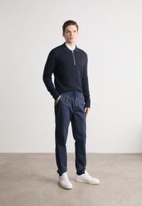 Tommy Jeans AUSTIN - Hlače - dark night navy
