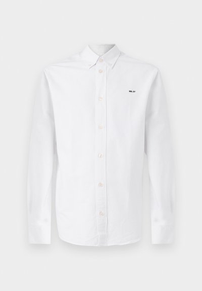 Valge puuvillane pika varrukaga särk, millel on nööpidega etteehitus, helesinised nööbid ja must tekst "NN. 07" vasakul rinnal.