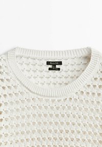 Valkoinen neulepusero, jossa on löysä, avara kudontamalli, rypytetty pyöreä pääntie ja tagi, jossa lukee "Massimo Dutti."