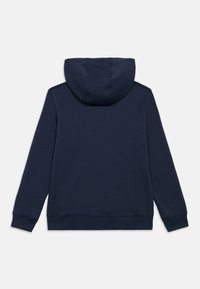 Hanorac cu glugă de culoare albastru marin, cu mâneci lungi, manșete și tiv ribbate. Textură moale, umeri fără cusături și un design simplu.