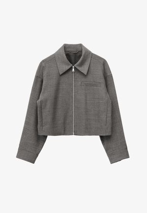 Harmaa lyhyt takki, jossa pitkät hihat, suuri kaulus, etuvetoketju ja yksi vaakasuora rintatasku.