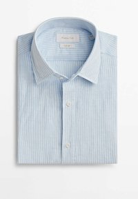 Chemise à manches longues en coton et lin, rayures fines bleu clair et blanches, col ouvert, pliée à plat.