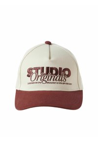 Beige baseball cap med en maroon skygge, med broderet "STUDIO Originals" tekst. Designet med en rundt krone og kontrasterende farve accenter.