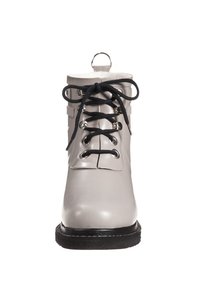Leren enkelboot in lichtgrijs rubber met zwarte veters, zilveren ogen, gecapitonneerde stofkragen en een duurzame zwarte zool.