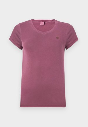 Korte mouwen dames mauve T-shirt met ronde hals en klein donker logo op de linkerborst, weergegeven op een effen witte achtergrond.