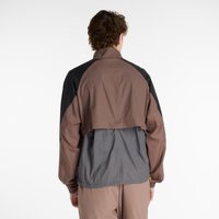 Chaqueta a bloques de color con paneles en negro, marrón y gris. Hecha de material ligero, con un diseño corto y puños acanalados.