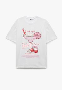 Witte katoenen t-shirt met een grafisch ontwerp van een roze margarita glas, rode kersen en tekst in roze en rood. Korte mouwen, ontspannen pasvorm.