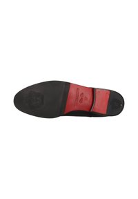 Suela de un zapato de vestir negro y rojo con logotipos de cresta en relieve, costura y número de talla 37 visible en la sección media de cuero rojo.