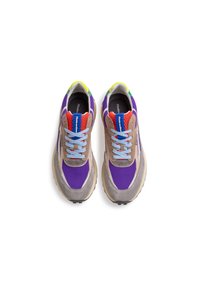 Violetti verkkomateriaali ja mokkanahka lenkkarit, joissa on siniset nauhat, punaiset verkko-yksityiskohdat ja keltaiset kantapäät. Paksu creme-väri pohja mustalla ulkopohjalla.