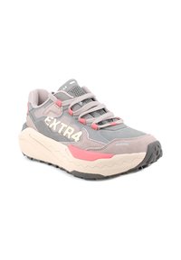 Sneaker grigia e rosa con suola spessa, caratterizzata da una parte superiore testurizzata, chiusura con lacci e un logo "EXTR4" ben visibile sul lato.