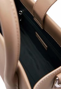 Lacoste MAIN DAILY CITY - Sac à main - taupe