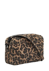 Zamszowa torebka na ramię w panterkę o prostokątnym kształcie, z czarnym zamkiem i regulowanym paskiem. Charakteryzuje się teksturowaną, miękką powierzchnią.