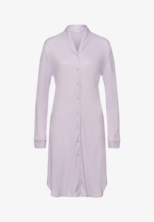 Lichtpaarse nachthemd met lange mouwen, knopen aan de voorkant en een sjaalkraag. Heeft subtiele contrasterende biezen langs de randen en een zachte stof.