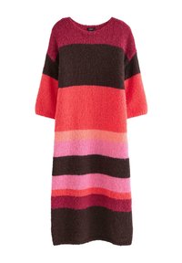 Strikket kjole med brede striber i røde, pink og brune nuancer. Oversized silhuet, rund halsudskæring og ærmer til albuen. Blød tekstur.