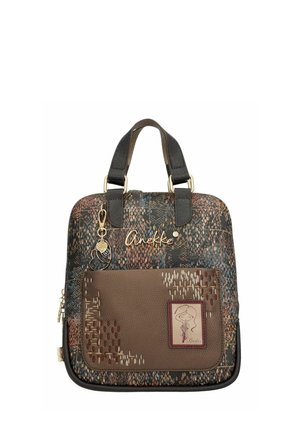 Kleiner Rucksack mit dunkel gemustertem Stoff, brauner Fronttasche, schwarzen Griffen und goldfarbenem Anekke-Logo mit dekorativem Anhänger.