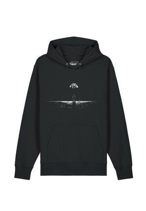 Schwarzer Hoodie mit Fronttasche, auf dem eine weiße Grafik einer Person abgebildet ist, die auf einer reflektierenden Oberfläche unter einem Sichelmond und einem sternklaren Himmel steht.
