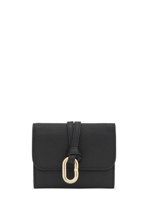 Portafoglio in pelle nera con texture, chiusura a patta assicurata da una fibbia metallica ovale dorata e doppio cinturino in pelle inserito attraverso di essa.