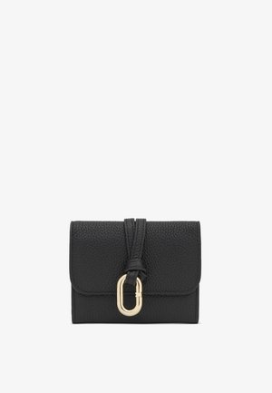 Czarny portfel z teksturowanej skóry, z klapką zapinaną na złotą, owalną metalową klamrę oraz podwójnym skórzanym paskiem przewleczonym przez nią.