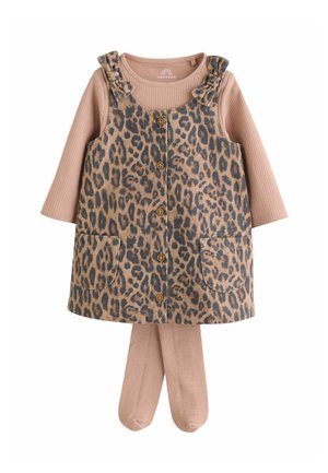Beżowe prążkowane body z długim rękawem, z dołączonymi rajstopami oraz bezrękawnikowa sukienka na guziki z nadrukiem w panterkę i falbankami na ramionach.