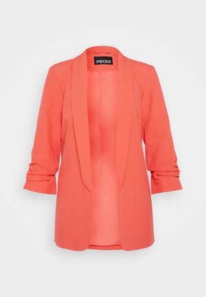 Koraalkleurige blazer van een gladde stof, met een open voorkant en gestructureerde schouders. Opgerolde mouwen; minimalistisch ontwerp zonder patronen of accenten.