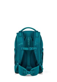 Türkisfarbene Rucksack mit gepolsterten Schultergurten, verstellbaren Schnallen und einem konturierten Rückenpaneel mit Mesh für Atmungsaktivität.