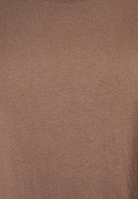 Brauner Baumwollstoff mit einer glatten Textur, der ein dezentes Rippenmuster aufweist. Das Material wirkt leicht und weich.