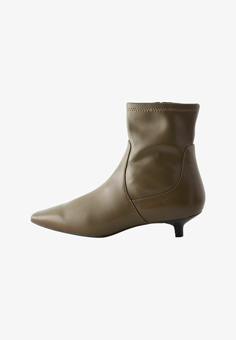Brauner Lederknöchelboot mit spitzem Zehen und niedrigem Kittenabsatz, der ein schlankes Design und feine Steppnähte entlang der Oberseite aufweist.