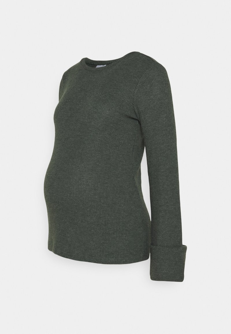 Pull de maternité à manches longues côtelé vert foncé avec un col rond et un revers plié sur une manche, présenté sur un fond neutre.
