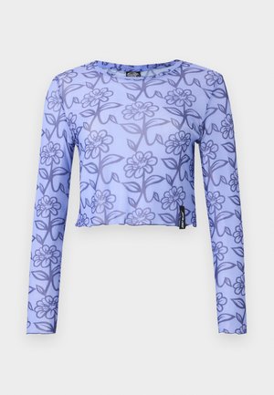 Top cropped de manga longa em malha lilás claro com um padrão floral escuro, decote redondo e uma bainha que termina acima da cintura.