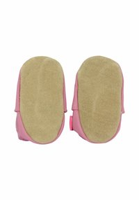Rosa Lederstiefeletten mit weichen beigen Wildledersohlen, ausgestattet mit einem Klettverschluss und einer runden Form für einfaches Anziehen.